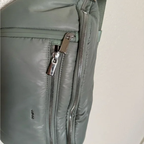 Caraa Green Belt Bag with Adjustable Straps and Sleek Design NWOT - Picture 5 of 7